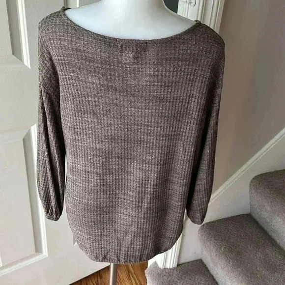 Size M Laila Jayde Drawstring 3/4 length sleeve top - Picture 3 of 5